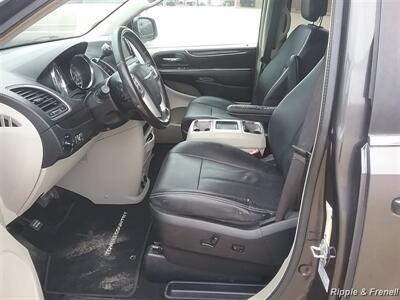 2016 Chrysler Town & Country Touring - Photo 8 - Davenport, IA 52802