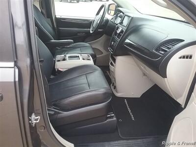 2016 Chrysler Town & Country Touring - Photo 11 - Davenport, IA 52802