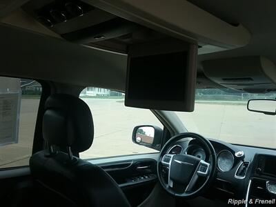 2016 Chrysler Town & Country Touring - Photo 13 - Davenport, IA 52802
