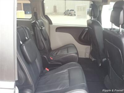 2016 Chrysler Town & Country Touring - Photo 12 - Davenport, IA 52802