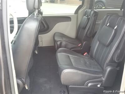 2016 Chrysler Town & Country Touring - Photo 9 - Davenport, IA 52802