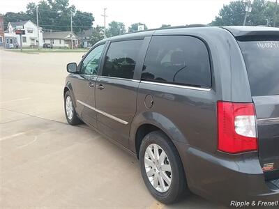 2016 Chrysler Town & Country Touring - Photo 7 - Davenport, IA 52802