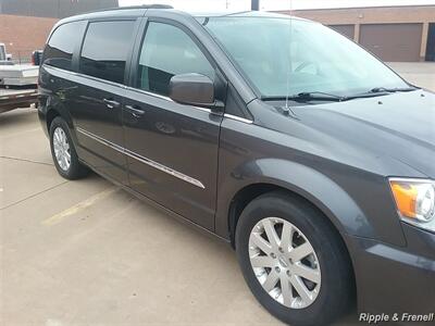 2016 Chrysler Town & Country Touring - Photo 4 - Davenport, IA 52802