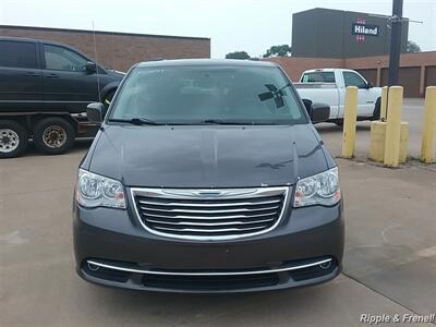 2016 Chrysler Town & Country Touring - Photo 1 - Davenport, IA 52802