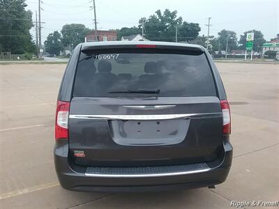 2016 Chrysler Town & Country Touring - Photo 5 - Davenport, IA 52802
