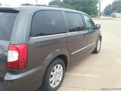 2016 Chrysler Town & Country Touring - Photo 6 - Davenport, IA 52802