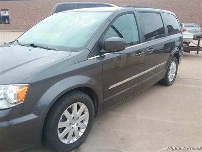 2016 Chrysler Town & Country Touring - Photo 3 - Davenport, IA 52802