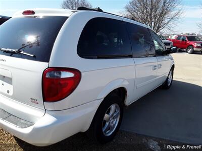 2006 Dodge Grand Caravan SXT   - Photo 10 - Davenport, IA 52802