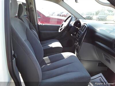 2006 Dodge Grand Caravan SXT   - Photo 12 - Davenport, IA 52802