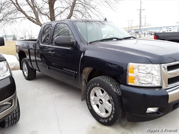 2007 Chevrolet Silverado 1500 LTZ LTZ 4dr Extended Cab   - Photo 7 - Davenport, IA 52802