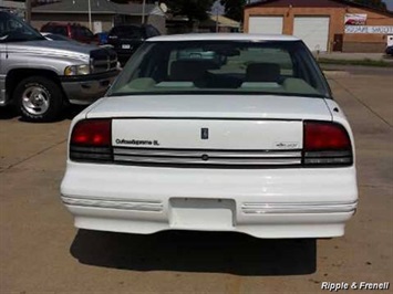 1997 Oldsmobile Cutlass Supreme SL   - Photo 2 - Davenport, IA 52802