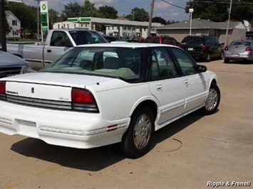 1997 Oldsmobile Cutlass Supreme SL   - Photo 6 - Davenport, IA 52802