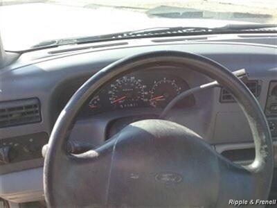 2001 Ford F-250 SUPER DUTY   - Photo 9 - Davenport, IA 52802