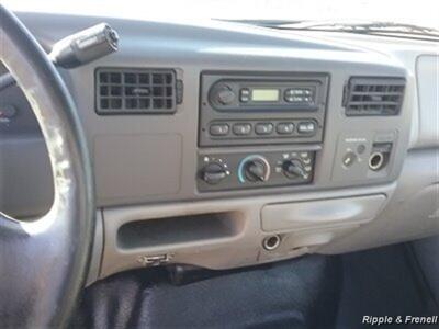 2001 Ford F-250 SUPER DUTY   - Photo 10 - Davenport, IA 52802