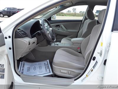 2011 Toyota Camry LE   - Photo 4 - Davenport, IA 52802