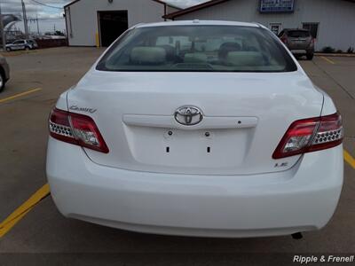 2011 Toyota Camry LE   - Photo 8 - Davenport, IA 52802