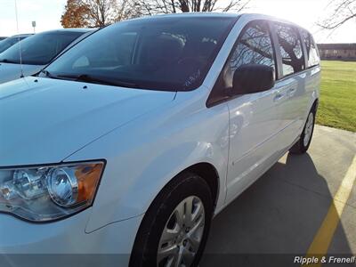 2017 Dodge Grand Caravan SE   - Photo 3 - Davenport, IA 52802