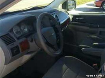 2008 Chrysler Town & Country LX   - Photo 5 - Davenport, IA 52802