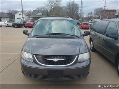 2004 Chrysler Town & Country Touring Platinum Series   - Photo 1 - Davenport, IA 52802