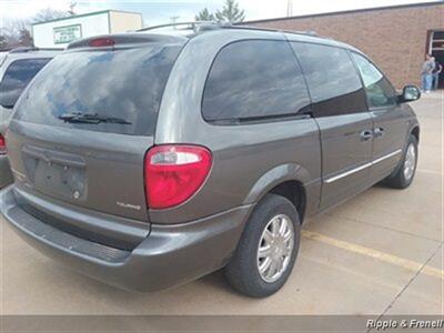 2004 Chrysler Town & Country Touring Platinum Series   - Photo 7 - Davenport, IA 52802