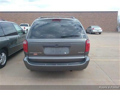 2004 Chrysler Town & Country Touring Platinum Series   - Photo 6 - Davenport, IA 52802