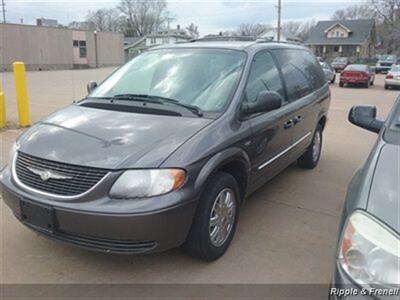 2004 Chrysler Town & Country Touring Platinum Series   - Photo 4 - Davenport, IA 52802