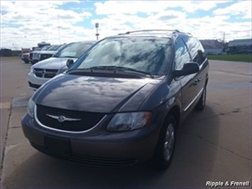 2004 Chrysler Town & Country Touring Platinum Series   - Photo 3 - Davenport, IA 52802