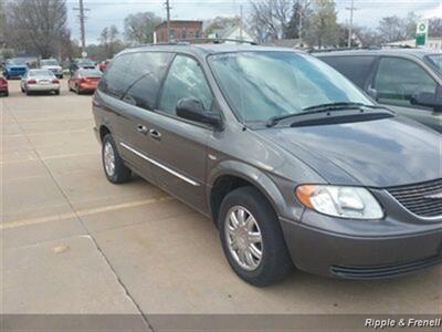 2004 Chrysler Town & Country Touring Platinum Series   - Photo 5 - Davenport, IA 52802