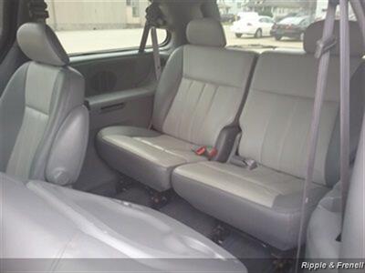 2004 Chrysler Town & Country Touring Platinum Series   - Photo 11 - Davenport, IA 52802