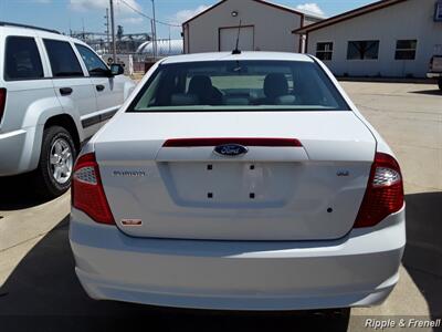 2010 Ford Fusion SE   - Photo 5 - Davenport, IA 52802