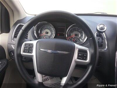 2014 Chrysler Town & Country Touring   - Photo 13 - Davenport, IA 52802