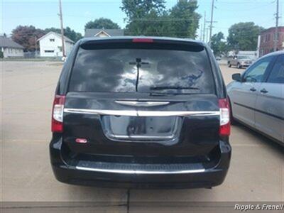 2014 Chrysler Town & Country Touring   - Photo 5 - Davenport, IA 52802