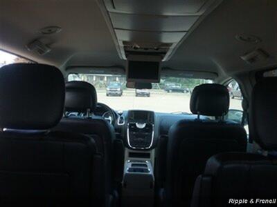 2014 Chrysler Town & Country Touring   - Photo 15 - Davenport, IA 52802