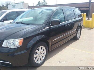 2014 Chrysler Town & Country Touring   - Photo 3 - Davenport, IA 52802