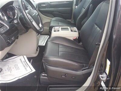 2014 Chrysler Town & Country Touring   - Photo 8 - Davenport, IA 52802