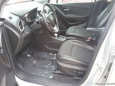 2021 Chevrolet Trax LT   - Photo 8 - Davenport, IA 52802