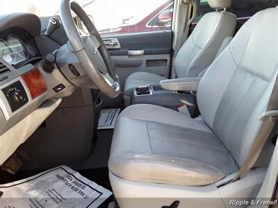 2008 Chrysler Town & Country Touring   - Photo 4 - Davenport, IA 52802