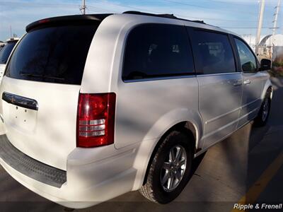 2008 Chrysler Town & Country Touring   - Photo 10 - Davenport, IA 52802