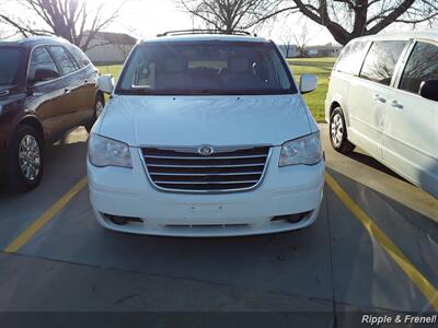 2008 Chrysler Town & Country Touring   - Photo 1 - Davenport, IA 52802