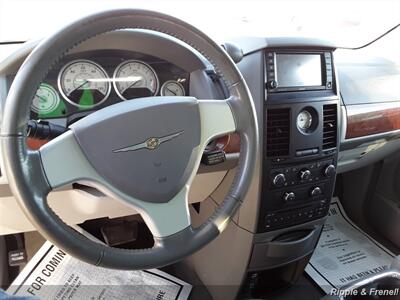 2008 Chrysler Town & Country Touring   - Photo 6 - Davenport, IA 52802