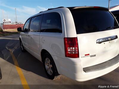 2008 Chrysler Town & Country Touring   - Photo 8 - Davenport, IA 52802