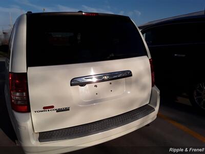 2008 Chrysler Town & Country Touring   - Photo 9 - Davenport, IA 52802