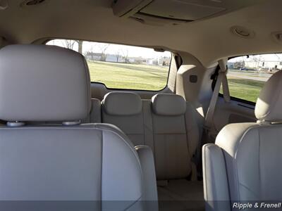 2008 Chrysler Town & Country Touring   - Photo 12 - Davenport, IA 52802