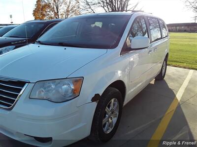 2008 Chrysler Town & Country Touring   - Photo 3 - Davenport, IA 52802