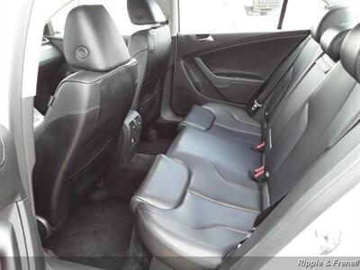 2010 Volkswagen Passat Komfort PZEV   - Photo 12 - Davenport, IA 52802