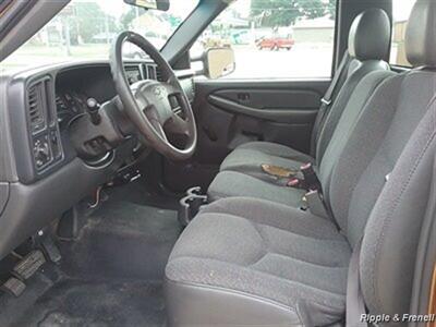 2004 Chevrolet Silverado 2500   - Photo 8 - Davenport, IA 52802