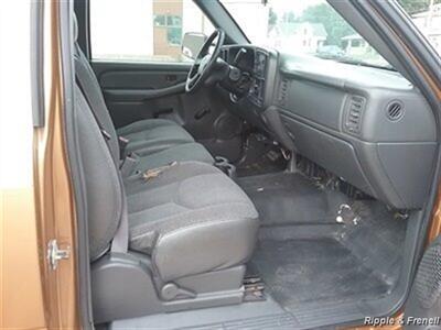 2004 Chevrolet Silverado 2500   - Photo 11 - Davenport, IA 52802