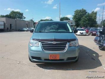 2008 Chrysler Town & Country LX   - Photo 1 - Davenport, IA 52802