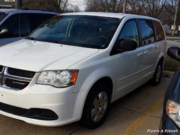 2012 Dodge Grand Caravan SE   - Photo 2 - Davenport, IA 52802