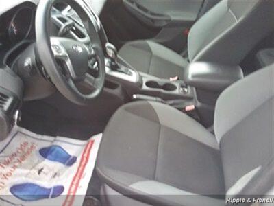 2012 Ford Focus SE   - Photo 8 - Davenport, IA 52802